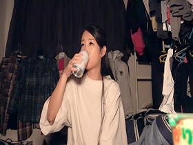 1K部屋呑みドキュメント　永遠のエロ癒しお姉さん鈴木さとみとお部屋で１日ハメハメしてみた　サンプル画像10